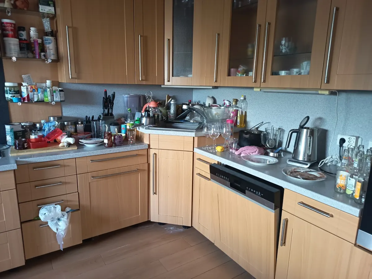 Nepořádek v kuchyni před úklidem — úklidové služby Uherské Hradiště